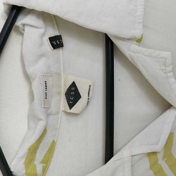 Large short sleeves shirt from TCSS.  Yellow patterns .  Very soft. Wood buttons - Picture 3 of 4